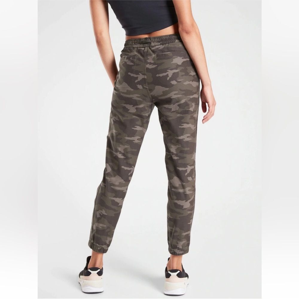 Athleta Camo Farallon Joggers Pants Women’s Size 8 Olive Green - Picture 11 of 13